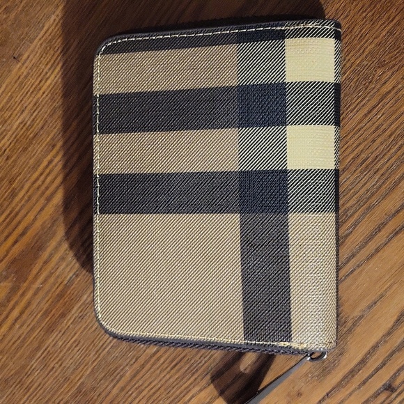 Burberry Low start - Picture 1 of 6